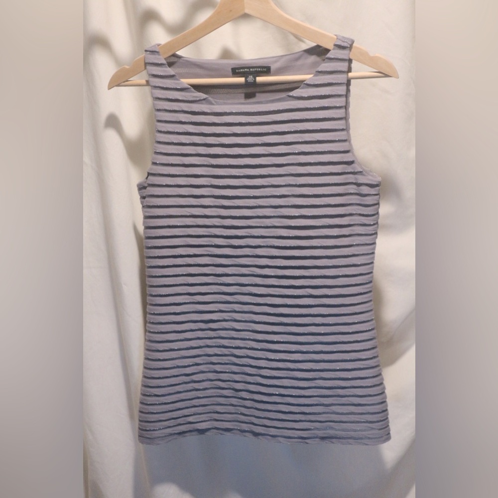 Banana Republic Gray Tank Top with Crew Neck. Lined. 25” shoulder to hem.